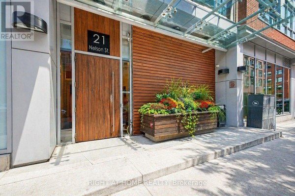 Lph01 - 21 Nelson Street, Toronto, ON, photo 2