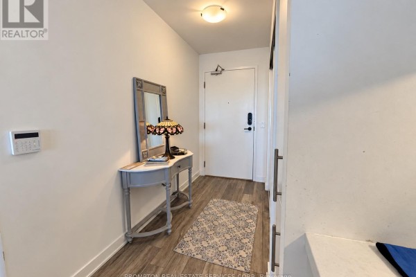 Apartment entryway with grey console table, mirror, and patterned rug. - Lph06 - 95 Oneida Crescent, Richmond Hill