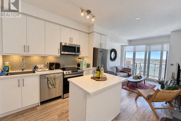Modern kitchen with white cabinets, stainless steel appliances, and island. - Lph06 - 95 Oneida Crescent, Richmond Hill