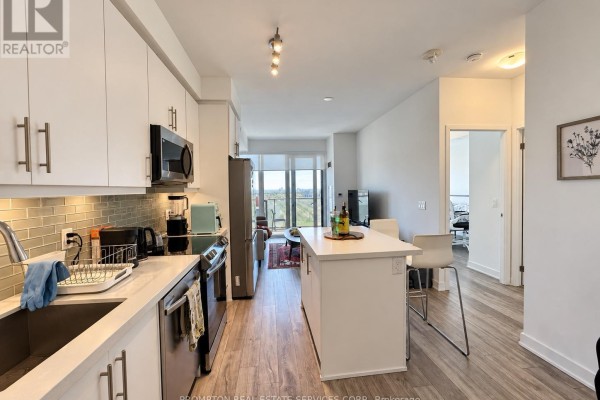 Wide view of the open concept living space and kitchen area. - Lph06 - 95 Oneida Crescent, Richmond Hill