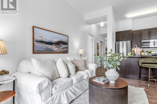 Living room - Lph3 - 777 Steeles Avenue W, Toronto, ON M2R3Y4 Photo 5