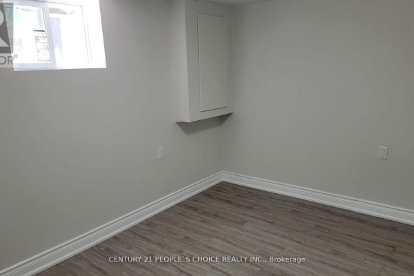 Laundry room - Lwr Lvl - 619 Trudale Court, Oakville, ON L6L4H2 Photo 5