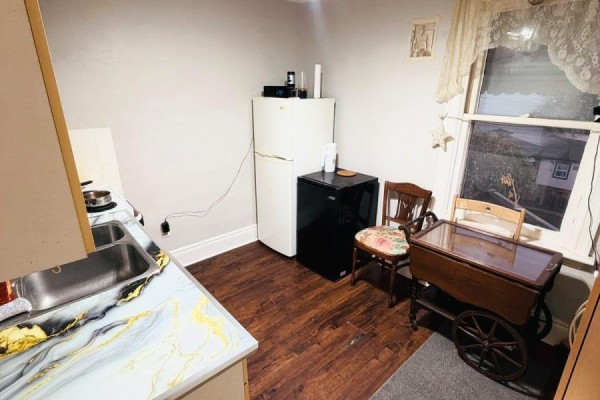 Kitchen - Main - 1176 Cannon Street E, Hamilton, ON L8L2K1 Photo 3