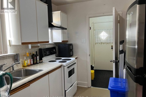 Kitchen - Main - 124 Glencrest Boulevard, Toronto, ON M4B1L8 Photo 3