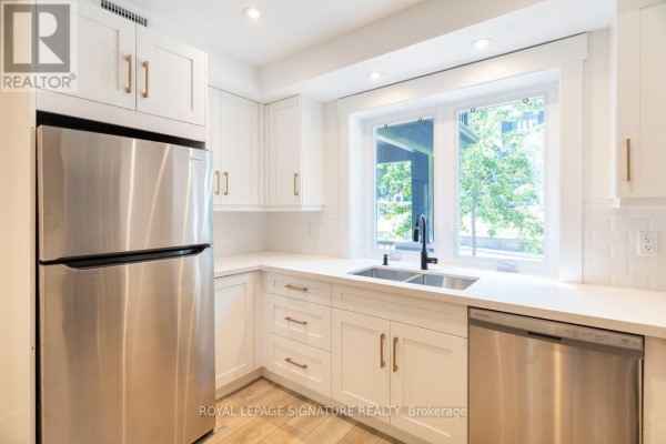 Kitchen - Main - 129 Kenilworth Avenue, Toronto, ON M4L3S7 Photo 3
