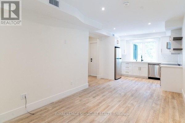 Bedroom 2 - Main - 129 Kenilworth Avenue, Toronto, ON M4L3S7 Photo 5