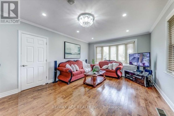 Main - 137 Janray Drive, Toronto, ON, photo 2