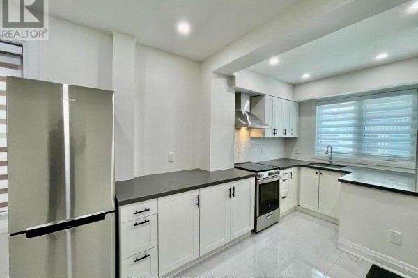 Kitchen - Main - 20 St Clair Gardens, Toronto, ON M6E3V4 Photo 3