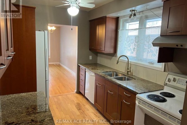 Kitchen - Main - 26 Oakridge Drive, Toronto, ON M1M2A4 Photo 3