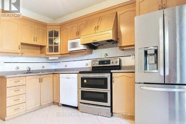 Living room - Main & Lower - 260 Ossington Avenue, Toronto, ON M6J3A2 Photo 2