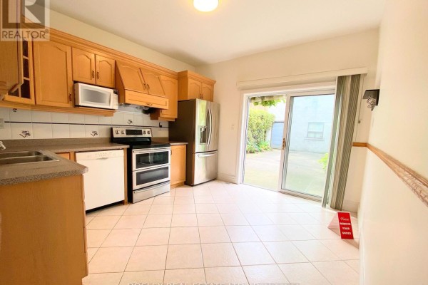 Bedroom 2 - Main & Lower - 260 Ossington Avenue, Toronto, ON M6J3A2 Photo 4