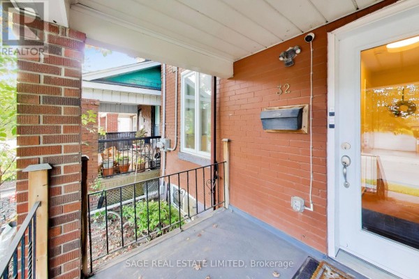 Living room - Main - 32 Castleton Avenue, Toronto, ON M6N3Z5 Photo 4