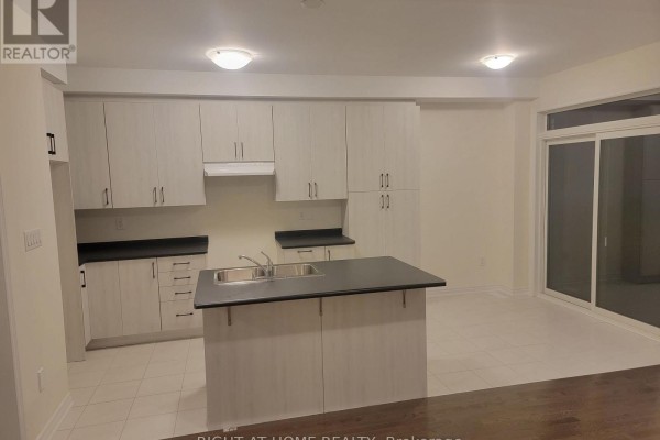 Living room - Main - 32 Truffle Court, Brampton, ON L7A5A6 Photo 3
