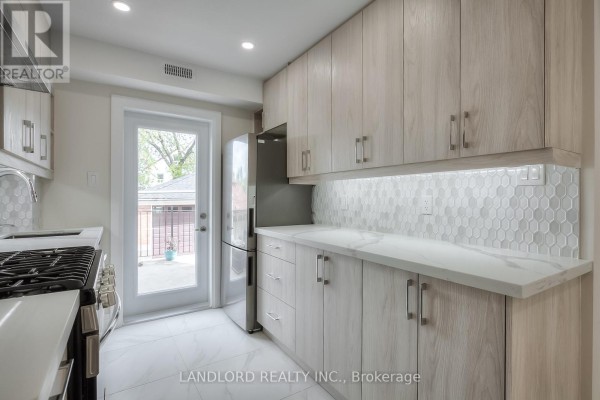 Kitchen - Main - 36 Yore Road, Toronto, ON M6M1W5 Photo 3