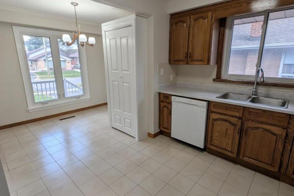 Kitchen - Main - 43 Lewiston Road, Toronto, ON M1P1X8 Photo 3