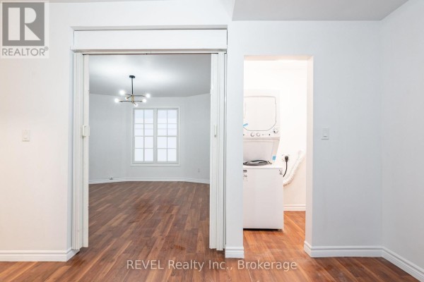 Small bedroom with mirrored closet and window - Main - 4762 Kincaid Place, Niagara Falls