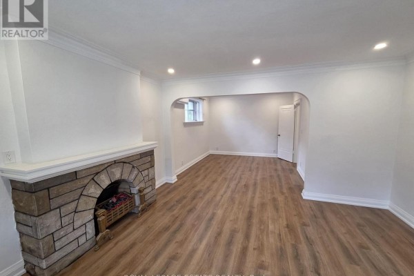 Bedroom 2 - Main - 839 Coxwell Avenue, Toronto, ON M4C3E8 Photo 5