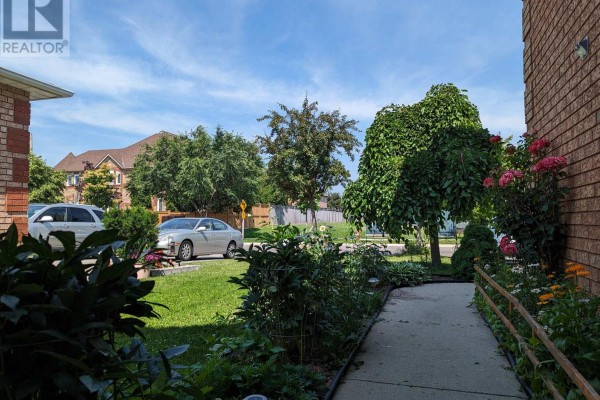 Family room - Main & 2nd - 6923 Dillingwood Drive, Mississauga, ON L5N6Z7 Photo 3
