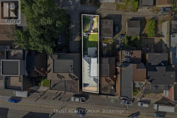 Kitchen - Main & Basement - 2279 Dundas Street W, Toronto, ON M6R1X6 Photo 2