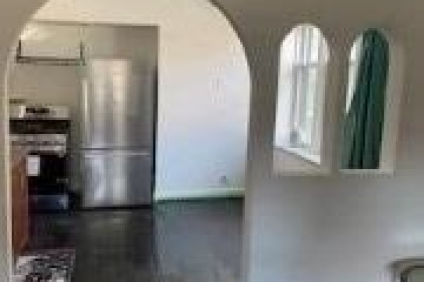 Sunroom - Main #1 - 2352 Queen Street E, Toronto, ON M4E1G9 Photo 4
