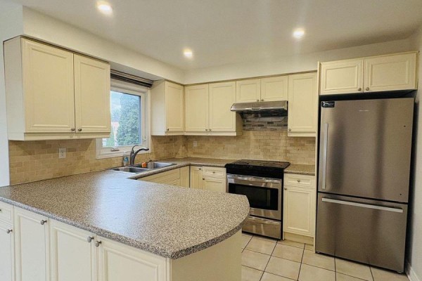Family room - Main 48 Marchwood Crescent, Richmond Hill, ON L4C8M4 Photo 5