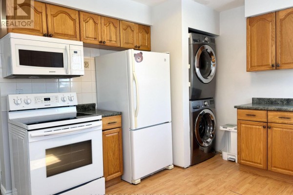 Kitchen - Main Fl - 327 Dover Street, Oshawa, ON L1G6G7 Photo 2