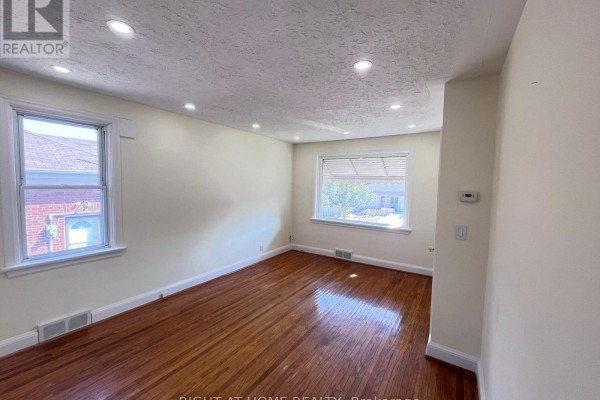 Bedroom 2 - Main Flloor - 224 College Avenue, Oshawa, ON L1J1R7 Photo 4