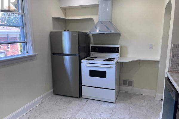 Laundry room - Main Flloor - 224 College Avenue, Oshawa, ON L1J1R7 Photo 5