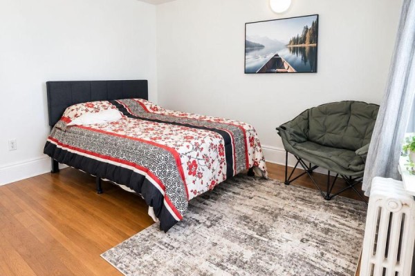 Bedroom - Main Floor - 10 Borden Street, Toronto, ON M5S2M9 Photo 2