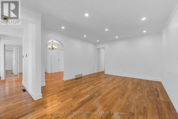 Dining room - Main Floor - 3083 Portage Road, Niagara Falls, ON L2J2J8 Photo 2