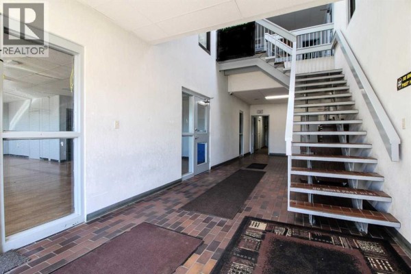 Main Floor West Half, 5720 44 Street, Lloydminster, AB, photo 3
