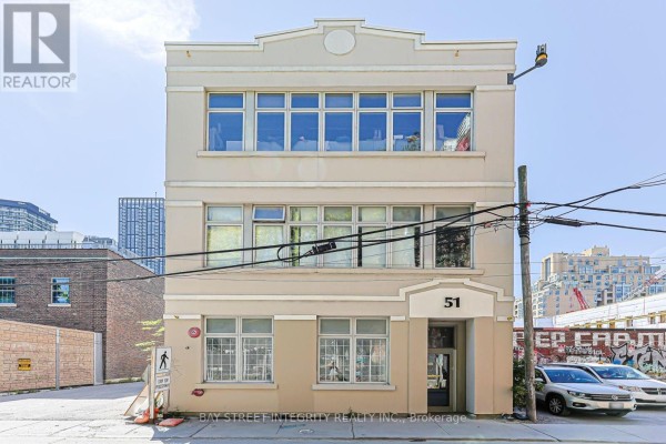 Main Flr - 51 Bulwer Street, Toronto, ON M5T1A1 Photo 2