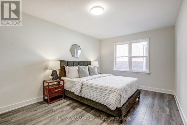 Bedroom 2 - Main Level - 6801 Dunn Street, Niagara Falls, ON L2G2R3 Photo 4