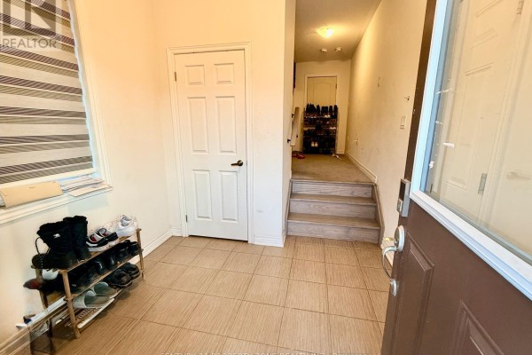Living room - Main/upper - 31 Hashmi Place, Brampton, ON L6Y6J9 Photo 4