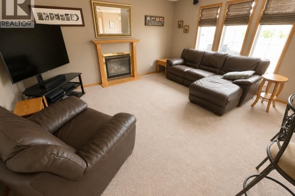 Family room - Mcdonald Acreage, Weyburn Rm No  67, SK S4H0A0 Photo 4