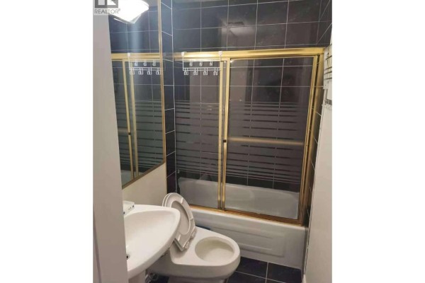One Room-5227 Chesham Street, Burnaby, BC V5H2L1 Photo 5