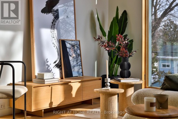 Living room - Penthouse 2 - 225 Brunswick Avenue, Toronto, ON M5S2M6 Photo 3