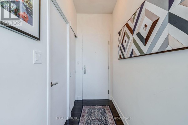 Kitchen - Ph02 - 126 Simcoe Street, Toronto, ON M5H4E6 Photo 3