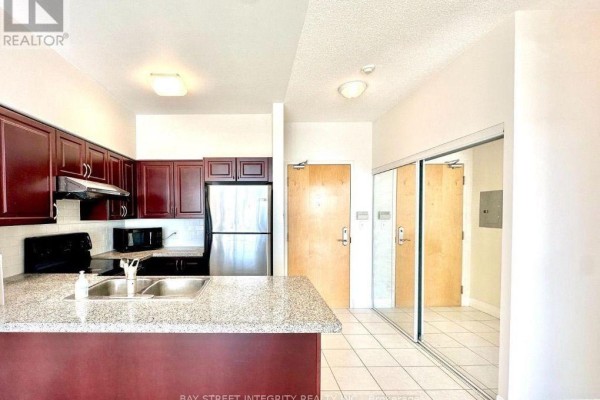 Kitchen - Ph02 - 7373 Kennedy Road, Markham, ON L3R1H6 Photo 3