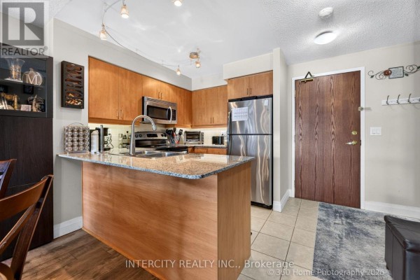 Kitchen - Ph08 - 185 Oneida Crescent, Richmond Hill, ON L4B0B1 Photo 3