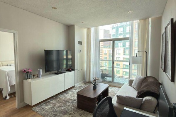 Living room - Ph09 - 509 Beecroft Road, Toronto, ON M2N0A3 Photo 2