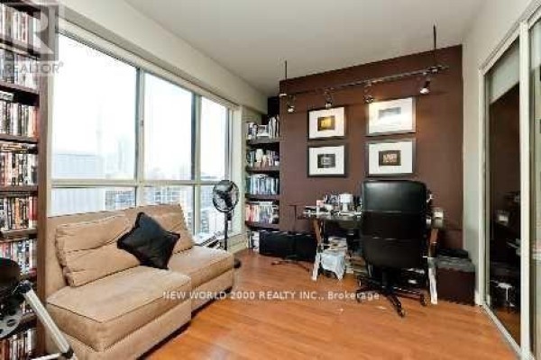 Living room - Ph09 - 633 Bay Street, Toronto, ON M5G2G4 Photo 5