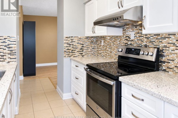 Living room - Ph10 - 2050 Bridletowne Circle, Toronto, ON M1W2V5 Photo 3