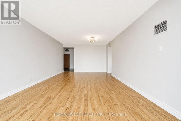 Kitchen - Ph103 - 8 Lee Centre Drive, Toronto, ON M1H3H8 Photo 4