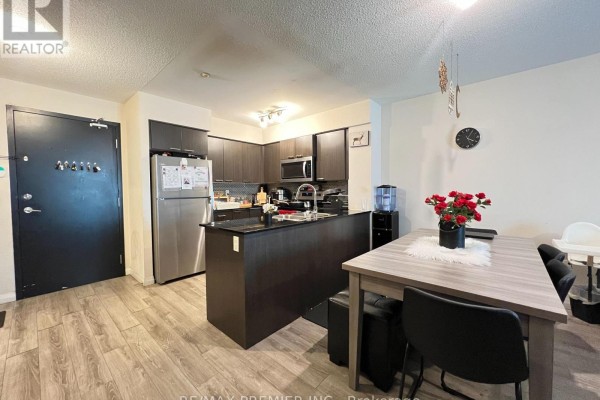 Living room - Ph12 - 2150 Lawrence Avenue E, Toronto, ON M1R3A7 Photo 4