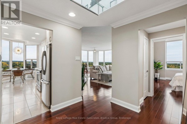 Dining room - Ph2 - 1905 Pilgrims Way, Oakville, ON L6M2X2 Photo 5