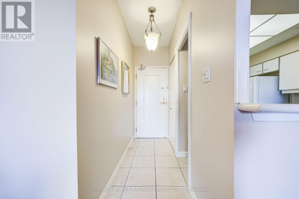 Living room - Ph22 - 32 Clarissa Drive, Richmond Hill, ON L4C9R7 Photo 4