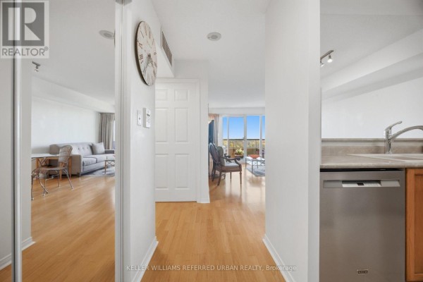 Kitchen - Ph307 - 5 Emerald Lane, Vaughan, ON L4J8P7 Photo 3