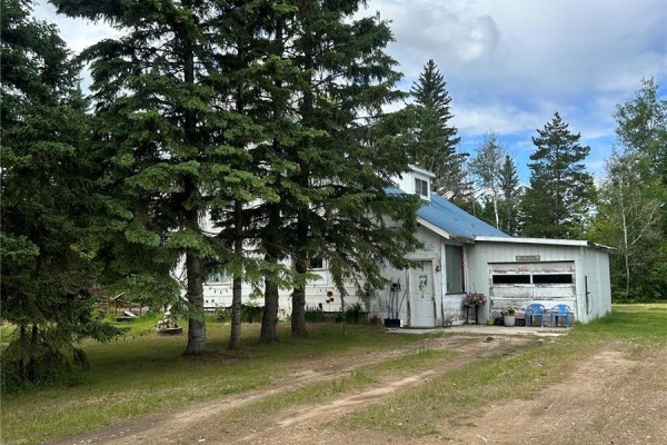 Living room - Poplar Grove Farm, Nipawin Rm No  487, SK S0E0P0 Photo 2