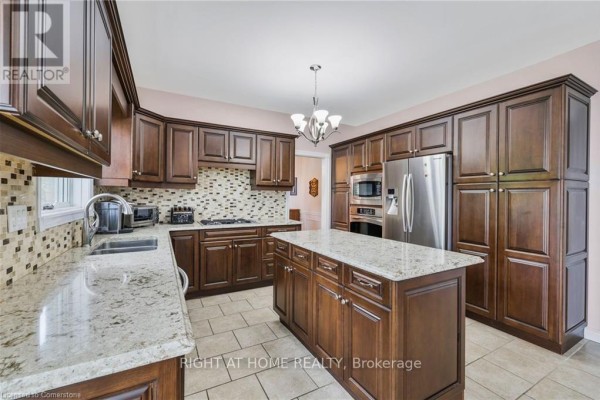 Family room - Room - 5 Wendakee Drive, Hamilton, ON L8E5T1 Photo 4